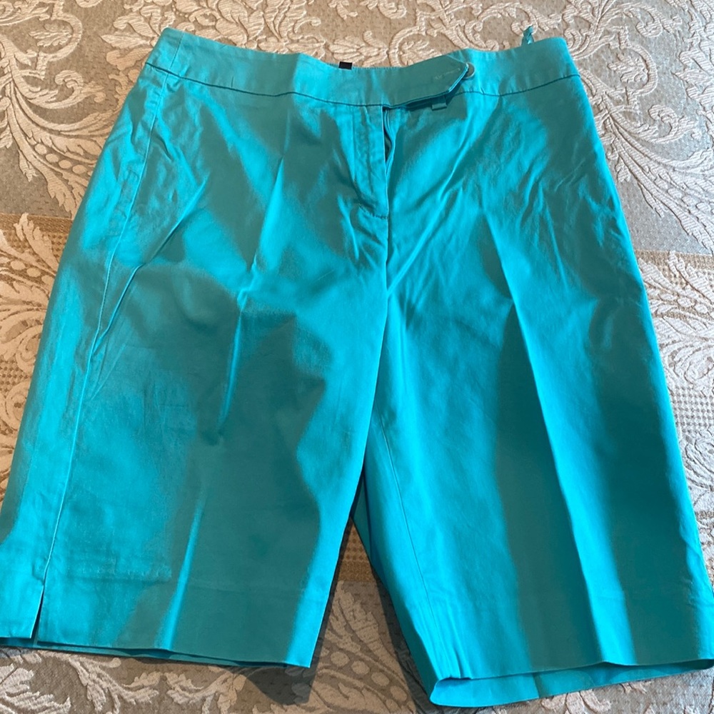 Jones New York signature size 8 Bermuda shorts
